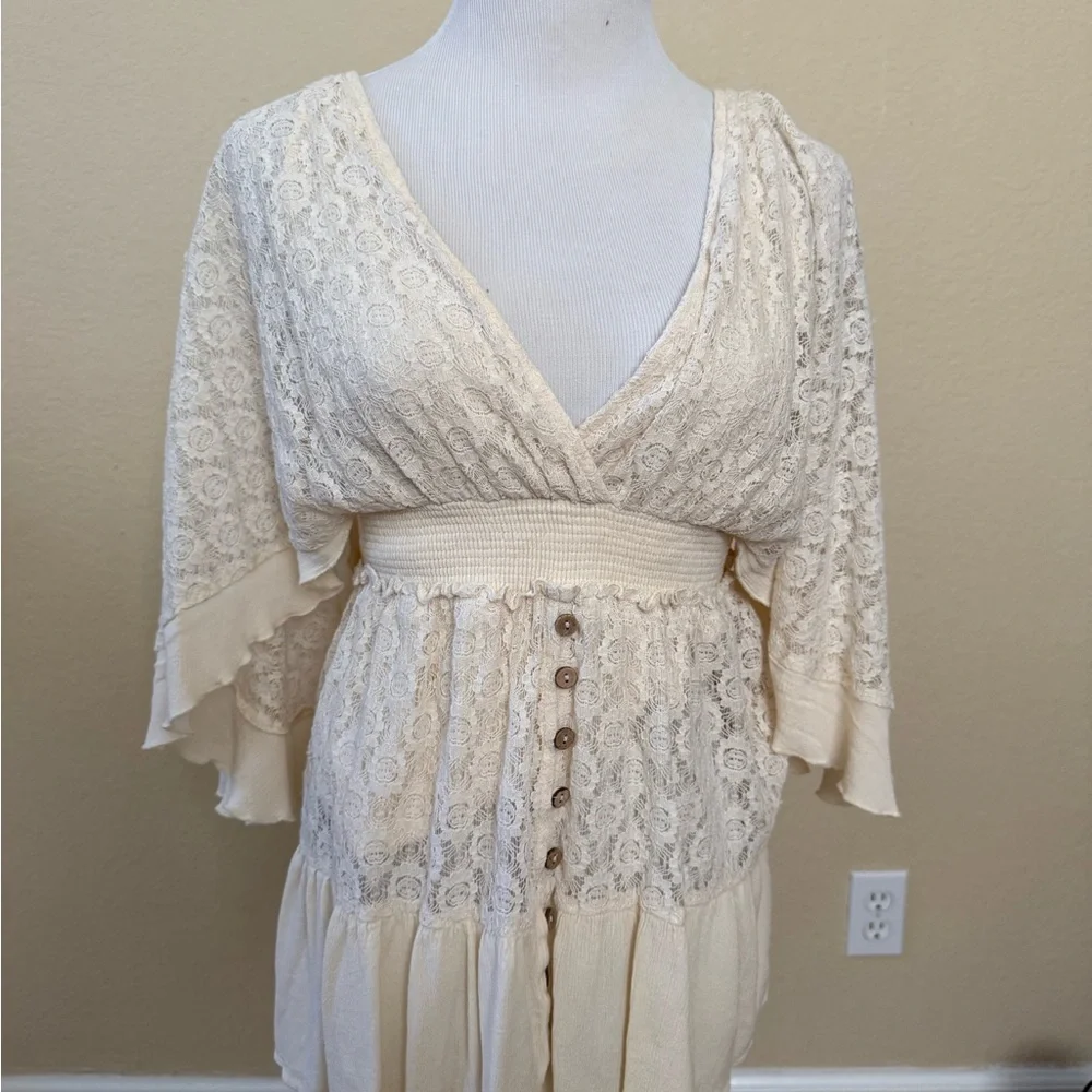 Vice bohemian-style lace romper featuring a V-neck, batwing sleeves, and buttons - Picture 2 of 4